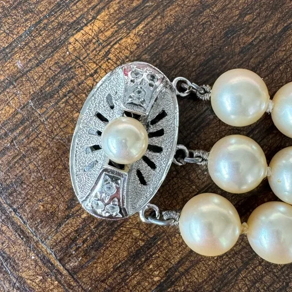 Exquisite Triple Strand Majorica Orquidea Pearl Bracelet - Picture 5 of 7